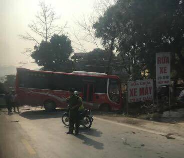 hoa binh dap cua kinh cuu hai bo con tai xe xe 4 cho sau cu va cham manh voi xe khach