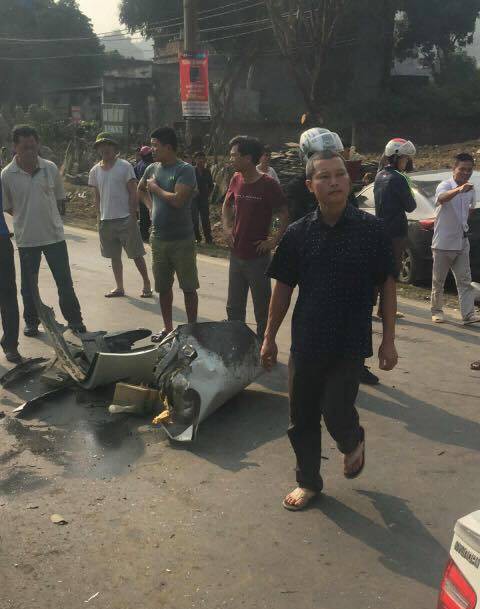 hoa binh dap cua kinh cuu hai bo con tai xe xe 4 cho sau cu va cham manh voi xe khach