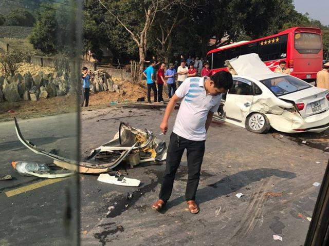 hoa binh dap cua kinh cuu hai bo con tai xe xe 4 cho sau cu va cham manh voi xe khach