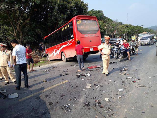 hoa binh dap cua kinh cuu hai bo con tai xe xe 4 cho sau cu va cham manh voi xe khach