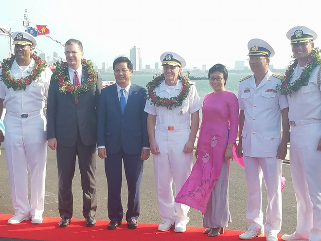 tau san bay my va nhom tau ho tong tha neo tai da nang