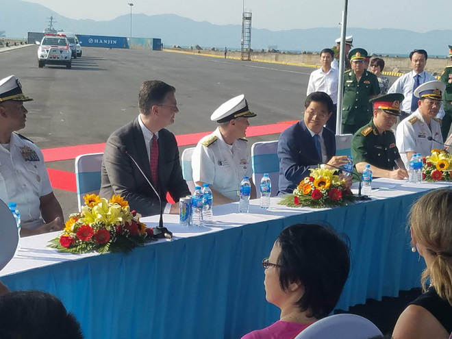 tau san bay my va nhom tau ho tong tha neo tai da nang