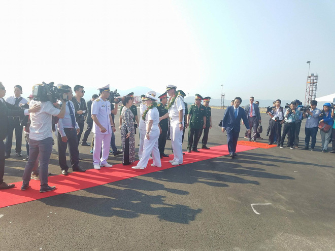 tau san bay my va nhom tau ho tong tha neo tai da nang