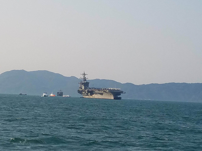 anh can canh tau san bay uss carl vinson tai da nang
