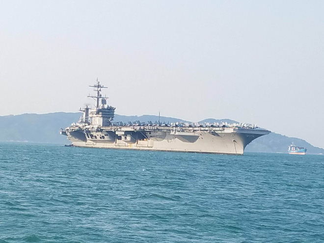 anh can canh tau san bay uss carl vinson tai da nang