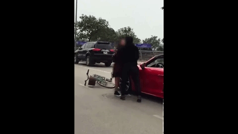 thanh nien di o to danh nem tien vao mat co gai di xe dap sau khi xay ra va cham