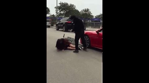 thanh nien di o to danh nem tien vao mat co gai di xe dap sau khi xay ra va cham