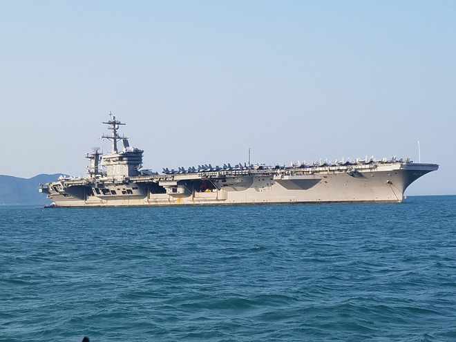 1 gio la ca tren uss carl vinson va cuoc gap voi co gai viet phuc vu tren tau san bay my