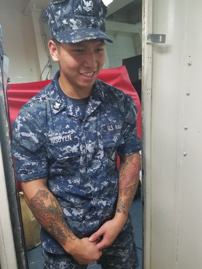 1 gio la ca tren uss carl vinson va cuoc gap voi co gai viet phuc vu tren tau san bay my