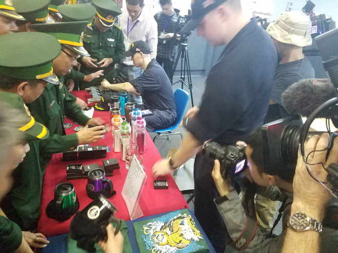 1 gio la ca tren uss carl vinson va cuoc gap voi co gai viet phuc vu tren tau san bay my