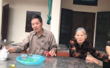 tam su xot xa cua ong ngoai co gai tu vong vi bi nhet toi vao mieng