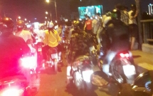bo lai xe may nguoi phu nu nhay cau nguyen van cu tu van
