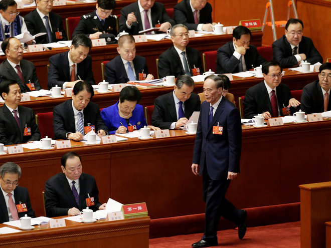 vuong ky son hut song luong hoi pho chu tich quan uy gio tay chao va ho hoi bat tay