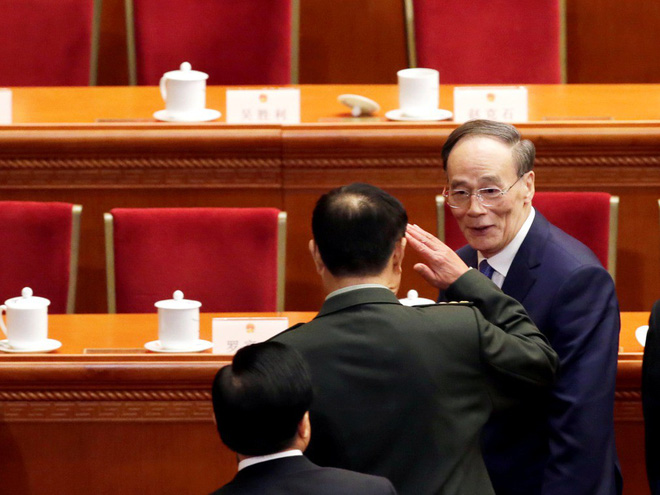 vuong ky son hut song luong hoi pho chu tich quan uy gio tay chao va ho hoi bat tay