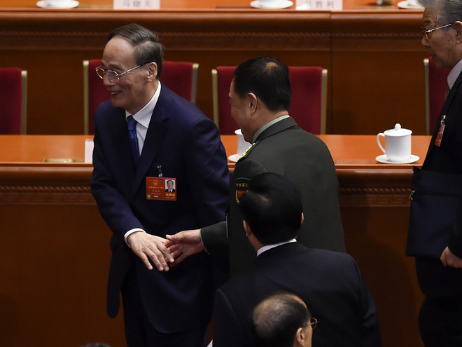 vuong ky son hut song luong hoi pho chu tich quan uy gio tay chao va ho hoi bat tay