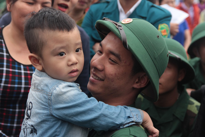 chum anh khoanh khac cac em nho cung nguoi than ra tien tan binh nhap ngu