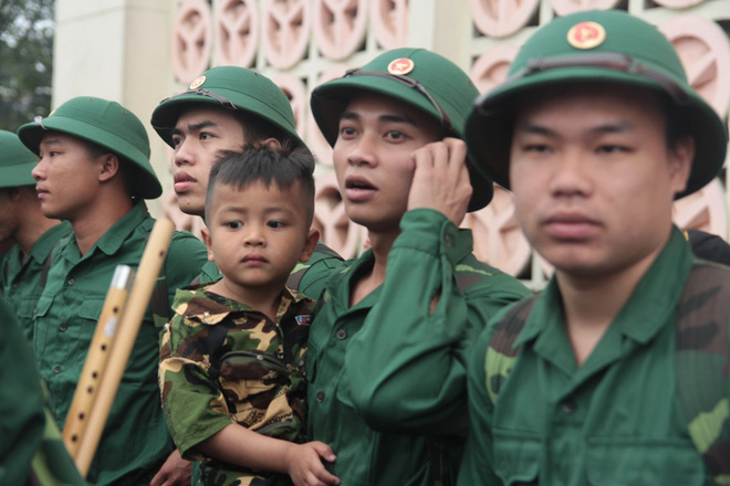 chum anh khoanh khac cac em nho cung nguoi than ra tien tan binh nhap ngu