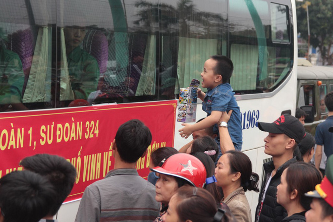 chum anh khoanh khac cac em nho cung nguoi than ra tien tan binh nhap ngu