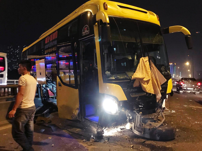ha noi xe khach cho 20 nguoi tong xuyen hai lan cau can chan ngang duong tren cao gay un tac keo dai