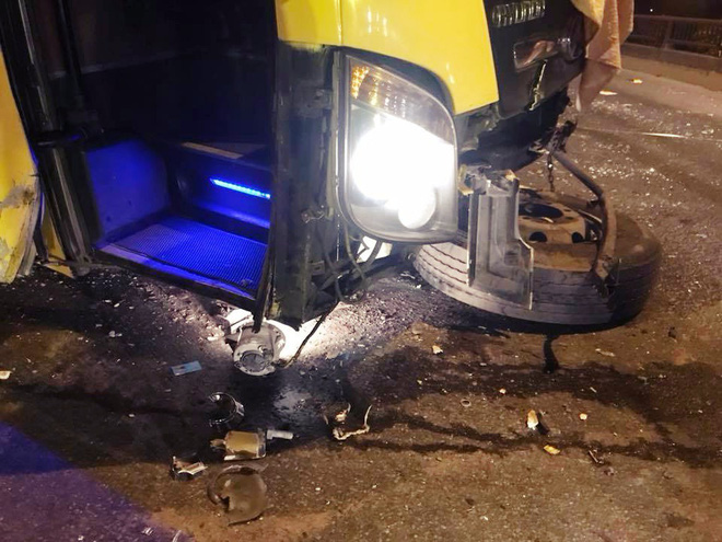 ha noi xe khach cho 20 nguoi tong xuyen hai lan cau can chan ngang duong tren cao gay un tac keo dai