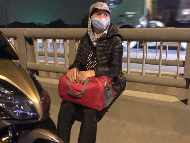 ha noi xe khach cho 20 nguoi tong xuyen hai lan cau can chan ngang duong tren cao gay un tac keo dai