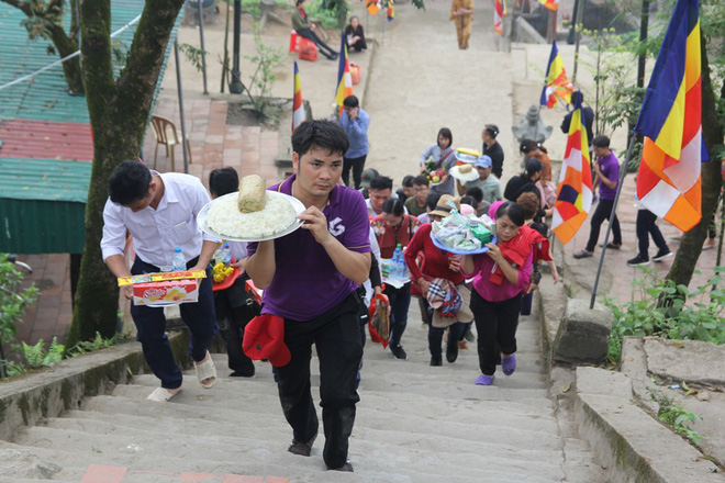 du khach chen chan xuc dau len tuong ho than trong ngoi chua o ha tinh