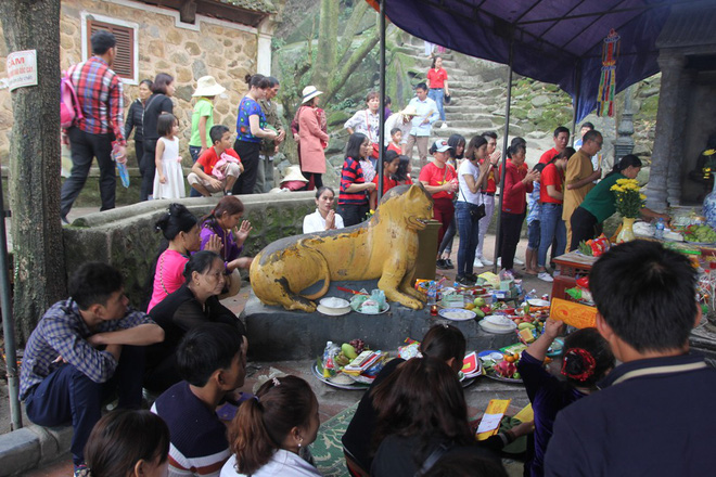 du khach chen chan xuc dau len tuong ho than trong ngoi chua o ha tinh