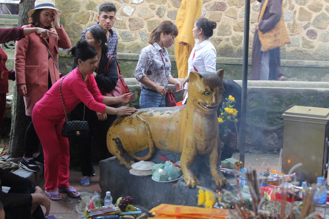 du khach chen chan xuc dau len tuong ho than trong ngoi chua o ha tinh