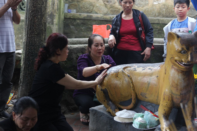 du khach chen chan xuc dau len tuong ho than trong ngoi chua o ha tinh