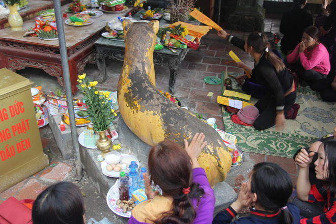 du khach chen chan xuc dau len tuong ho than trong ngoi chua o ha tinh