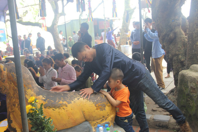 du khach chen chan xuc dau len tuong ho than trong ngoi chua o ha tinh