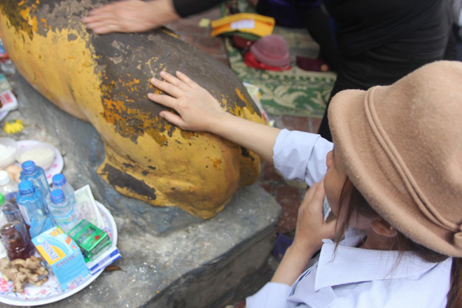 du khach chen chan xuc dau len tuong ho than trong ngoi chua o ha tinh