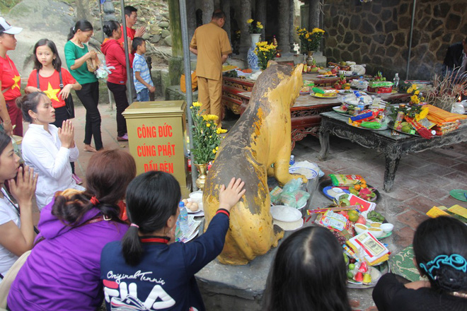 du khach chen chan xuc dau len tuong ho than trong ngoi chua o ha tinh