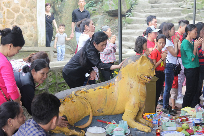 du khach chen chan xuc dau len tuong ho than trong ngoi chua o ha tinh