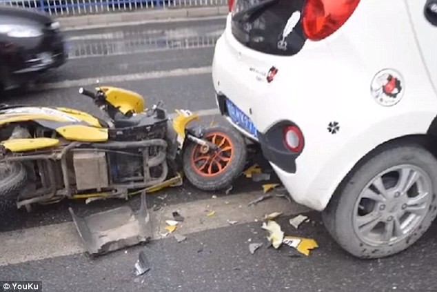 clip cam mat vao dien thoai nguoi dan ong dieu khien xe tong thang duoi o to