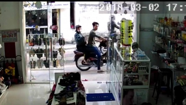 soc cap nam nu ung dung vao cua hang giat dien thoai tren tay be gai roi leo len xe tau thoat giua ban ngay