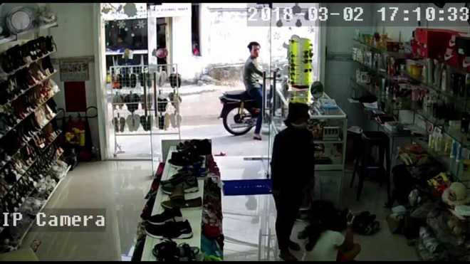 soc cap nam nu ung dung vao cua hang giat dien thoai tren tay be gai roi leo len xe tau thoat giua ban ngay