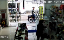 soc cap nam nu ung dung vao cua hang giat dien thoai tren tay be gai roi leo len xe tau thoat giua ban ngay