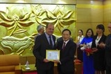 trao ky niem chuong cho dai su chile tai viet nam claudio andres de negri quintana