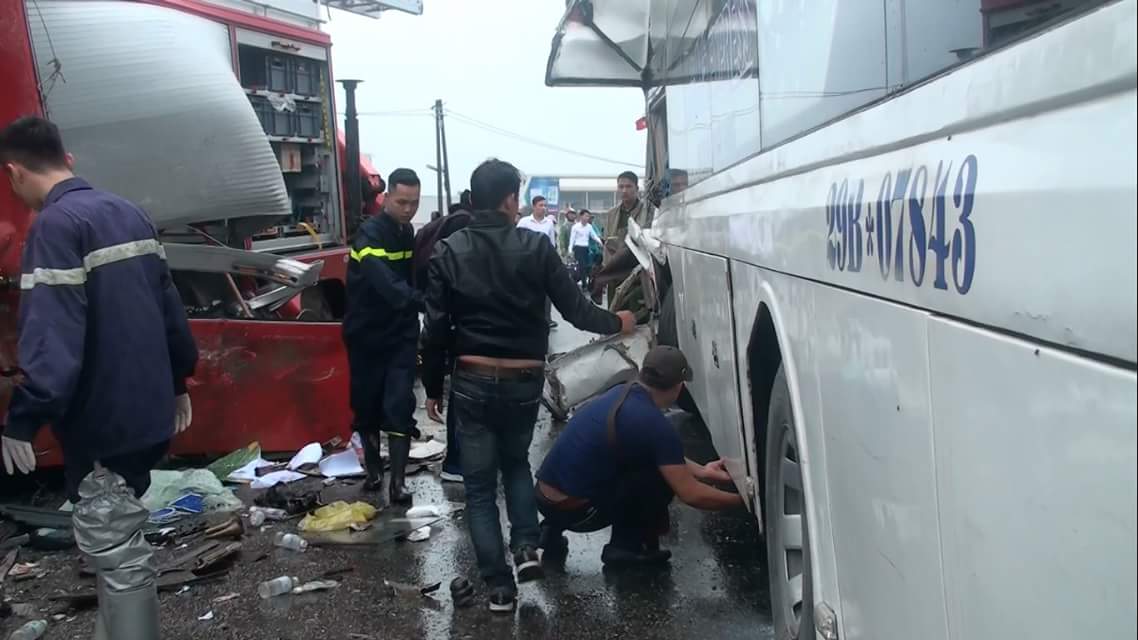 ha noi lien tiep xay ra tai nan giao thong tren cao toc phap van cau gie