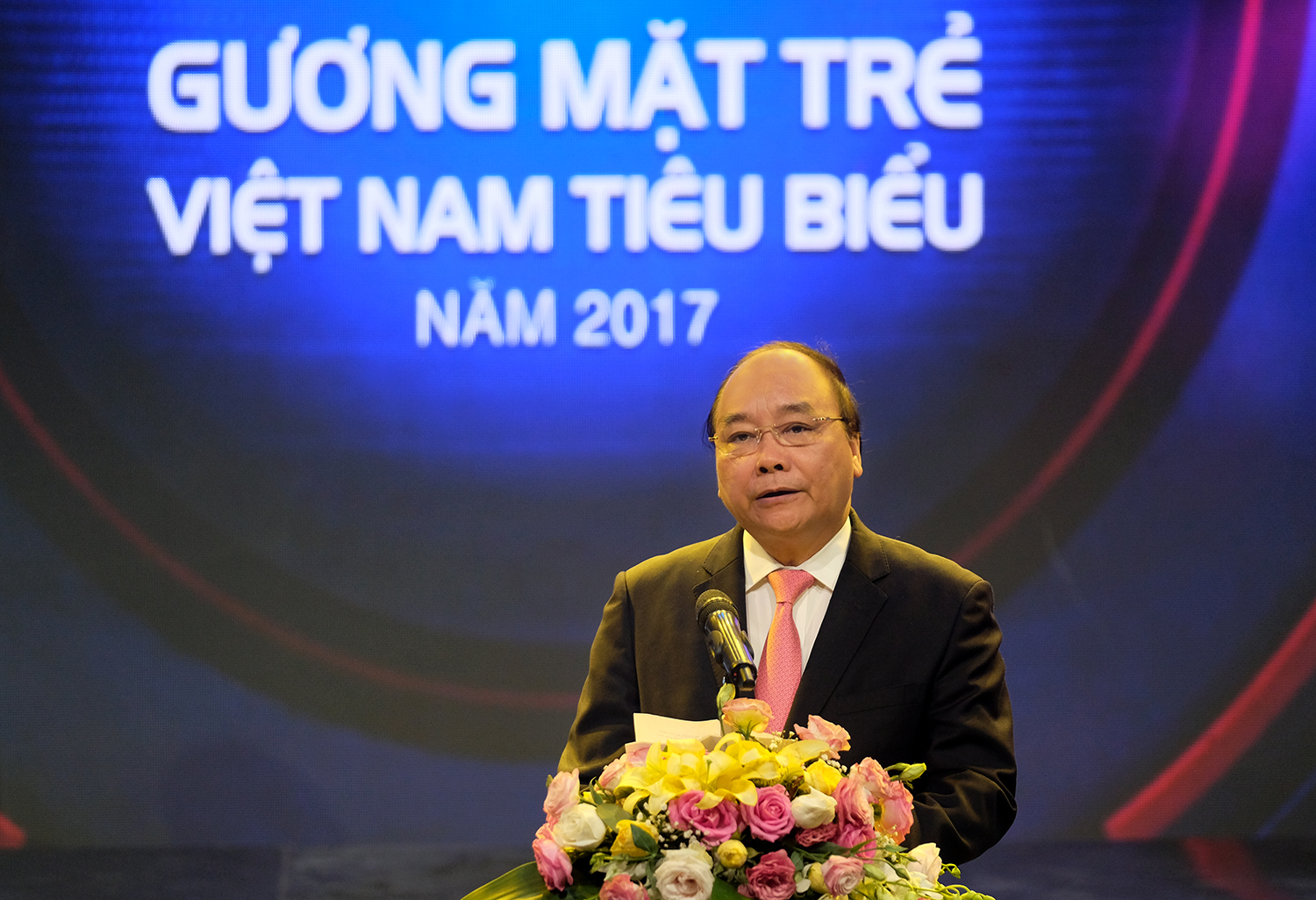 thu tuong tru c tie p trao ba ng khen cho 10 guong mat tre viet nam tieu bieu nam 2017