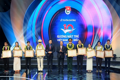 thu tuong tru c tie p trao ba ng khen cho 10 guong mat tre viet nam tieu bieu nam 2017