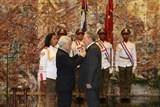 tong bi thu trao huan chuong sao vang tang chu tich raul castro ruz