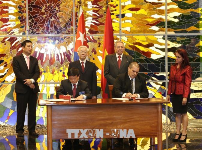 tong bi thu trao huan chuong sao vang tang chu tich raul castro ruz