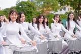 mien ve cho phu nu mac ao dai viet nam tham quan di tich hue