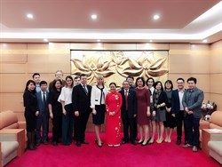 chu tich vufo trao ky niem chuong cho giam doc trung tam kh vh nga tai ha noi