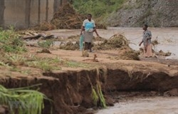 bao nhiet doi idai do bo mozambique va zimbabwe hon 120 nguoi chet