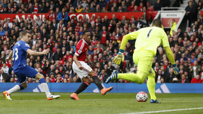 martial toa sang quy do pha hoi nong len man city