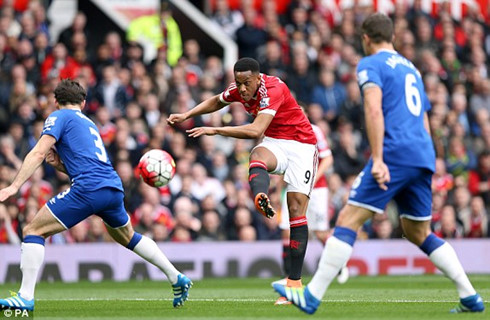 martial toa sang quy do pha hoi nong len man city