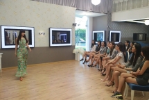 thi sinh hoa khoi ao dai roi nuoc mat ke ve gia canh kho khan